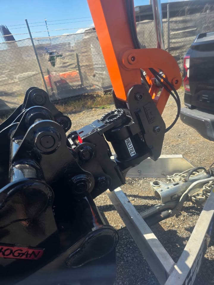 Hitachi 2.6T Excavator with Heli Tilt