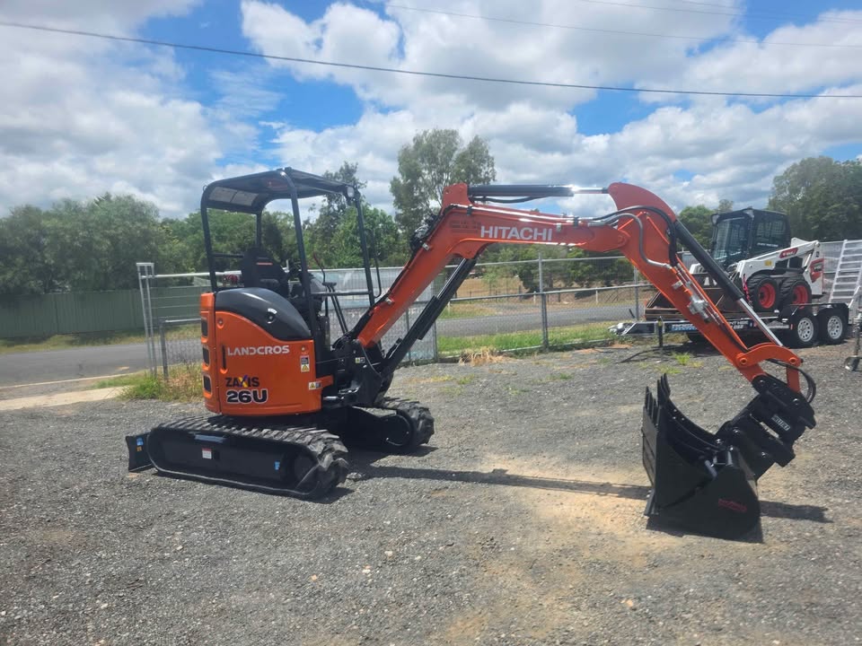 Hitachi 2.6T Excavator with Heli Tilt