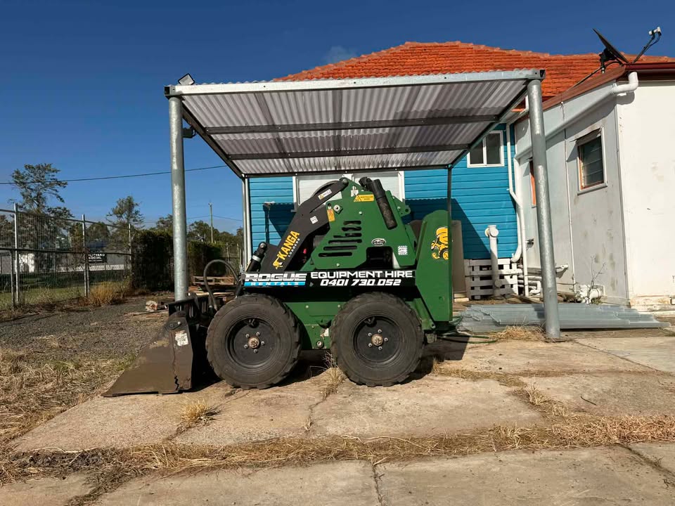 Kanga Diesel with 4-1 Bucket and Spreader Bar